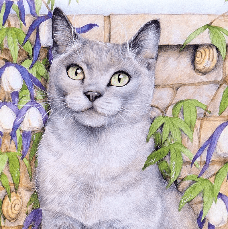 Красивая серая кошка на фоне кирпичного забора и цветов