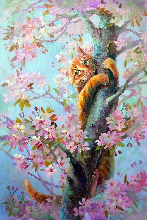 Рыжая кошка висит на дереве в цвету