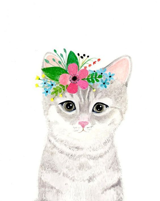 Красивая серая кошка с цветами на голове
